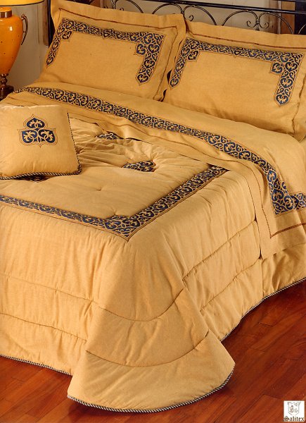 737 Completo Letto.JPG - Cotton linen quilted bedclothes embroidered with blu cotton thread